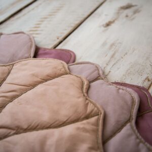 Mata podłogowa do zabawy liść miłorząb retro róż