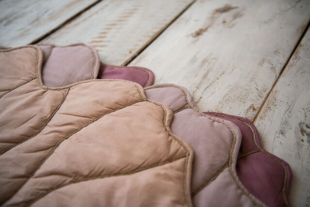 Mata podłogowa do zabawy liść miłorząb retro róż