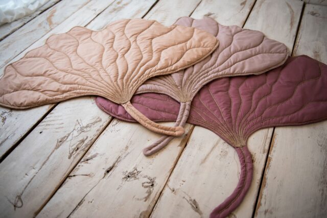 Mata podłogowa do zabawy liść miłorząb retro róż