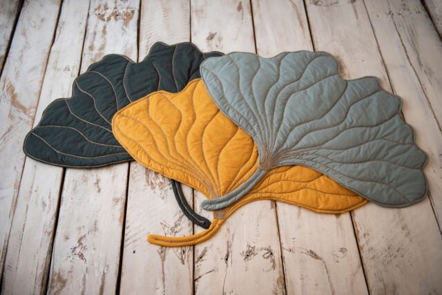 Mata podłogowa do zabawy liść miłorząb szałwia