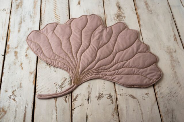 Mata podłogowa do zabawy liść miłorząb retro róż